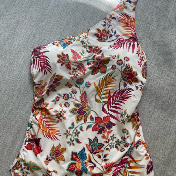 23. Floral Print One Shoulder Top - Picture 2 of 3